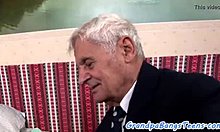 Starší muž si užíva jazdu na mladej európskej tínedžerke v polohe psíka