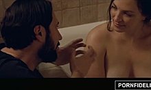 Lily nauttii suurista luonnollisista rinnoistaan ja harrastaa seksiä kylpyhuoneessa