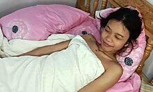 Filipina este futută pe față și acoperită de spermă