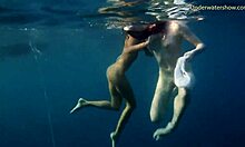 Espanjalainen beibi ja hänen tyttöystävänsä nauttia alaston ulkosuihku julkinen