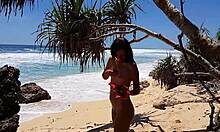 Hemmagjord video av flickvän som blir naken och leker med buttplugg på stranden