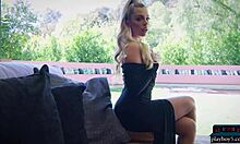 Sexy babe Allie Nicole viser frem sin naturlige kropp i en solovideo