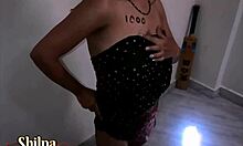 Une bhabhi indienne aux gros seins dans une vidéo de masturbation faite maison