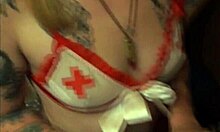 穿着内衣的成熟护士在独奏视频中挑逗和取悦