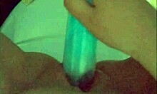 Um jovem gay experimenta sua primeira vez com masturbação