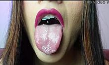 Fetischliebhaber freuen sich, als eine wunderschöne Latina einen Mund mit ihrer Zunge und Spucke melkt