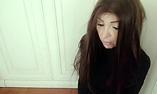 Une adorable petite amie avoue ses désirs sexuels dans une vidéo POV faite maison