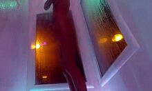 Kendra Cole, een prachtige brunette, geniet van een sensuele douche in zelfgemaakte video