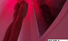 아름다운 갈색 머리의 켄드라 콜이 집에서 만든 비디오에서 감각적인 샤워를 즐긴다