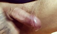 Fiatal meleg férfi prosztata orgazmust fedez fel szóló játékkal a padon