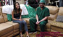 Aria Nicoles podruhé navštíví kliniku Dr. Tampas kinky na gynekologické vyšetření a sexuální setkání