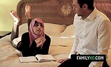 Ο Stepsons έχει μια άσεμνη συνάντηση με τη θετή του κόρη που φοράει hijab