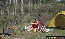 날씬한 젊은 여자가 캠핑 중에 남자친구와 야외 섹스를 즐깁니다