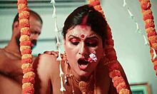 Indiske kones første natt med ektemannens venn involverer skittenprat og rumpedyrkelse