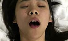Amatörpar njuter av hemmagjord video av asiatisk babe som blir knullad och får ansiktsbehandling