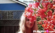 Roxy Shaw, egy lenyűgöző fiatal szőke, bemutatja természetes testét a Playboy4 com hátsó udvarában