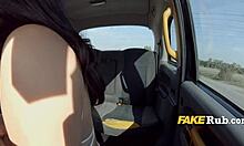 Novia australiana hace una mamada en el asiento trasero para evitar la carrera de taxi