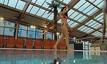 Katy Sorokas medence mellett meztelenül úszik piros bikini alsóban