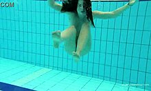 Katy Sorokas nua à beira da piscina nadando em biquíni vermelho