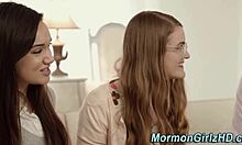 Najstnica, ki nosi očala, raziskuje tabu mormonski lezbični seks