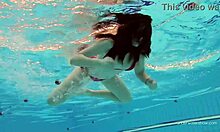 Katy Sorokas ob bazenu plava gola v rdečih bikini hlačkah