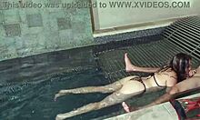 Синеглазые сводные сестры тайно встречаются у бассейна с другом, запечатленным на камеру
