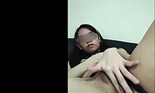 Genç Asyalı kız arkadaş amatör porno videosunda kendini sergiliyor