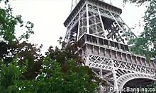 Két jó adottságokkal rendelkező férfi élvezi a kedves lányt nyilvánosan az Eiffel-torony közelében