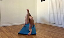 Una sesión de yoga matutina lleva a un sexo caliente con milfs