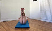 Sessão de ioga matinal leva a sexo quente com milfs