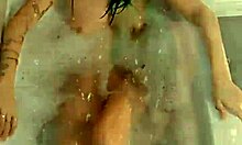 Naboens datter Jolene i en varm brusebad scene