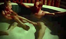 여자친구들의 발가락으로 뜨거운 목욕 시간