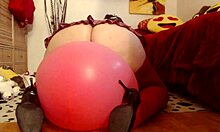 Italienische reife Frau erlebt Orgasmen, während sie mit Feuchtigkeit bedeckte Ballons reitet