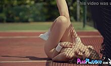 Namorada europeia Kate Chromia tira a roupa na quadra de tênis