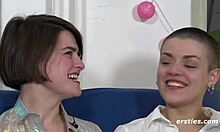 Pasangan lesbian berbagi dildo dan menikmati payudara satu sama lain