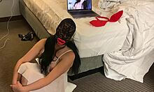 Americká manželka dostáva tvár od manžela v BDSM stretnutí