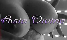 Ervaar Asia Divines' sensuele solo-optreden en zelfgenoegzaamheid in haar intieme thuisomgeving