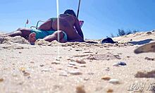 Pareja amateur se involucra en sexo al aire libre en la playa