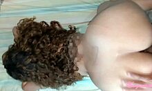 Iubita roșcată își arată fundul mare pentru acțiune anală