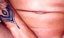 Opphissende kone nyter anal penetrasjon og utløsning i anus under intim økt