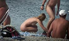 Blondine med en engleagtig krop går nøgen rundt på en strand