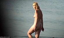 בלונדינית עם תחת עליז מציגה את גופה המדהים בחוץ ב-HD