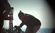 자연스러운 몸매의 거유 미녀가 누디스트 해변을 걷고 있어요!