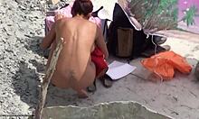 Витка нудисткиња се бави сексуалним активностима на плажи (воајер КСКСКС видео)