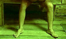 Eine langbeinige Frau lässt sich von einem jungen Mann in der Sauna ficken