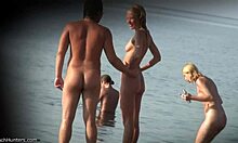 Vídeo voyeur de praia nudista com uma vadia adolescente loira