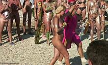 Des salopes nudistes dansent rituellement sur une plage