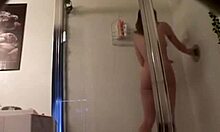 Una ragazza snella che mostra il suo corpo in un fantastico video voyeur