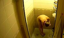 Blondin med pigga bröst slår in i duscharna och vi ser henne naken