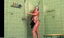 Vitka amaterka razkazuje svoje mokro golo telo pod tuši (HD voajer)